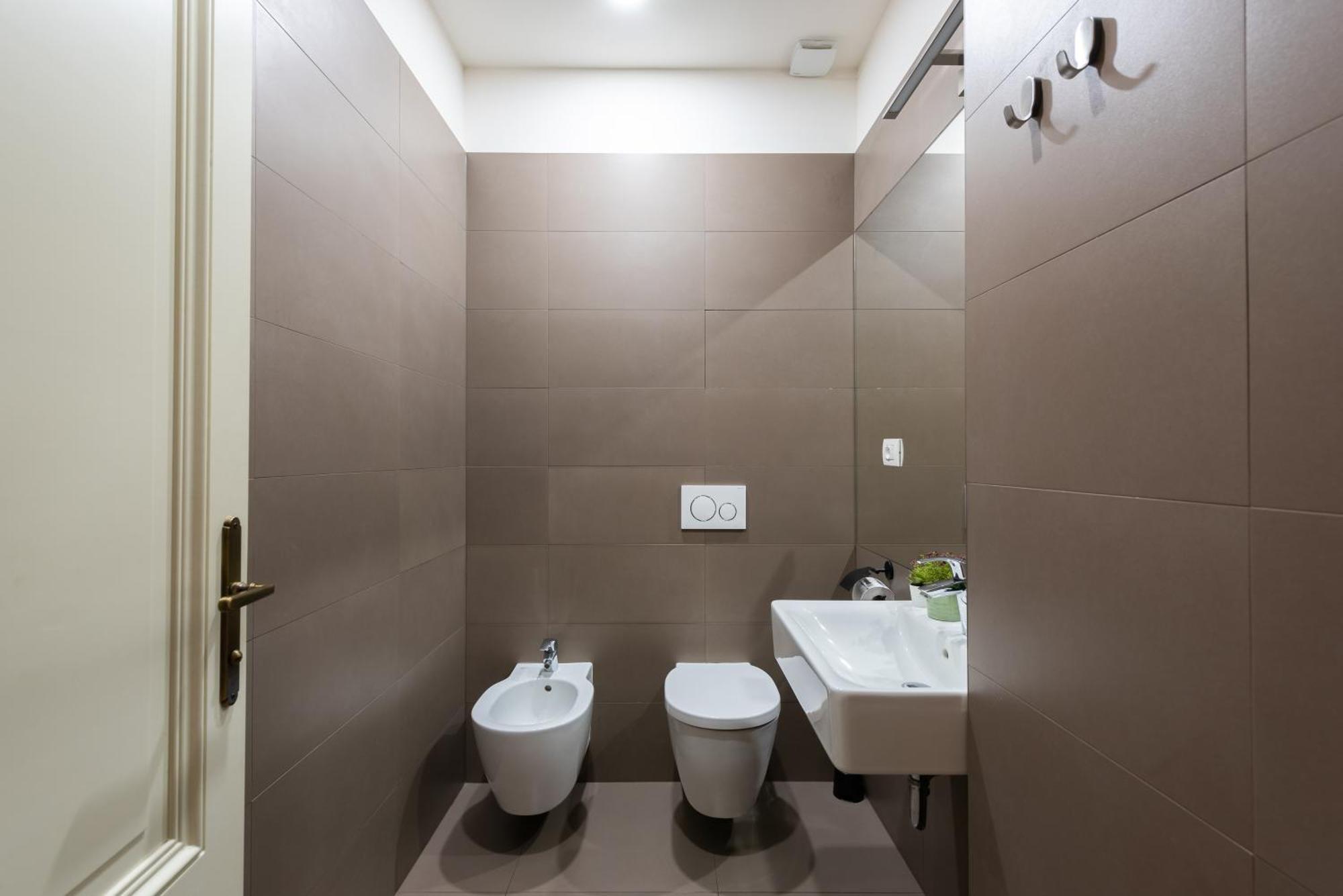 Spacious 3-bedrooms Near Karlin Square Praga