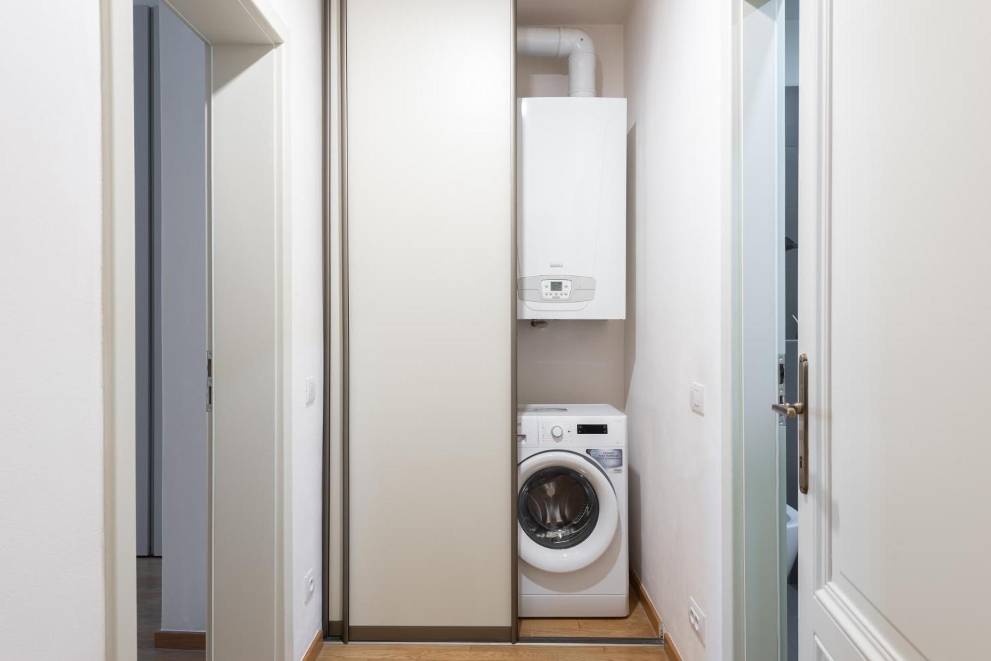 Spacious 3-bedrooms Near Karlin Square * Praga