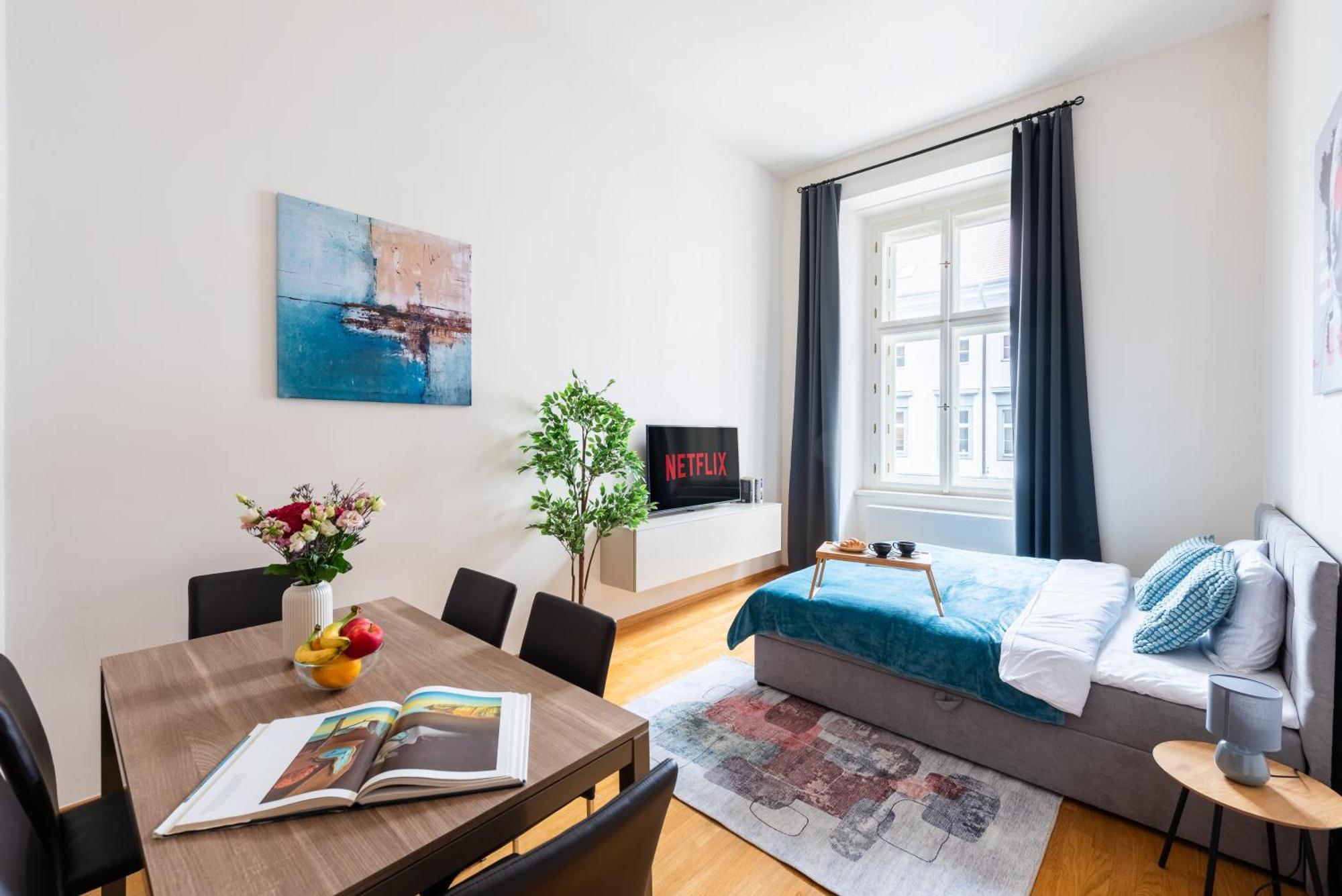 Spacious 3-bedrooms Near Karlin Square * Praga